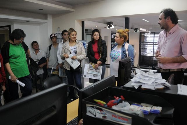 A la mañana. El grupo de estudiantes realizó consultas sobre las secciones del matutino.