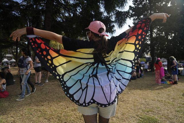 Una capa de mariposa para conmemorar el Día del Orgullo. La marcha fue pura fiesta y color.