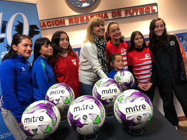 Balones para todas. Alejandra Rodenas se mostró muy feliz en el encuentro que tuvo con las representantes del fútbol femenino.&nbsp;
