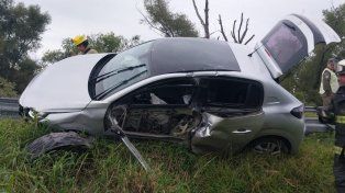Este domingo el conductor de un automóvil Peugeot 208 perdió el control del rodado, chocó y montó el guardarraíl de contención, en la Ruta 12.
