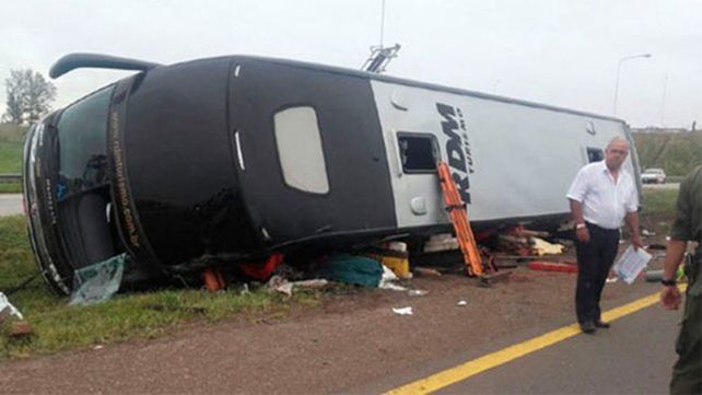 Dos personas murieron tras volcar un colectivo en la ruta nacional 14