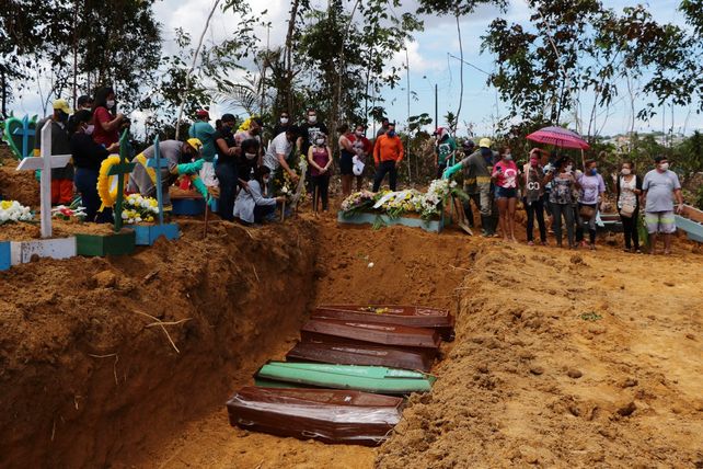 Familiares asisten a un funeral en el cementerio de Nuestra Señora Aparecida de Manaos