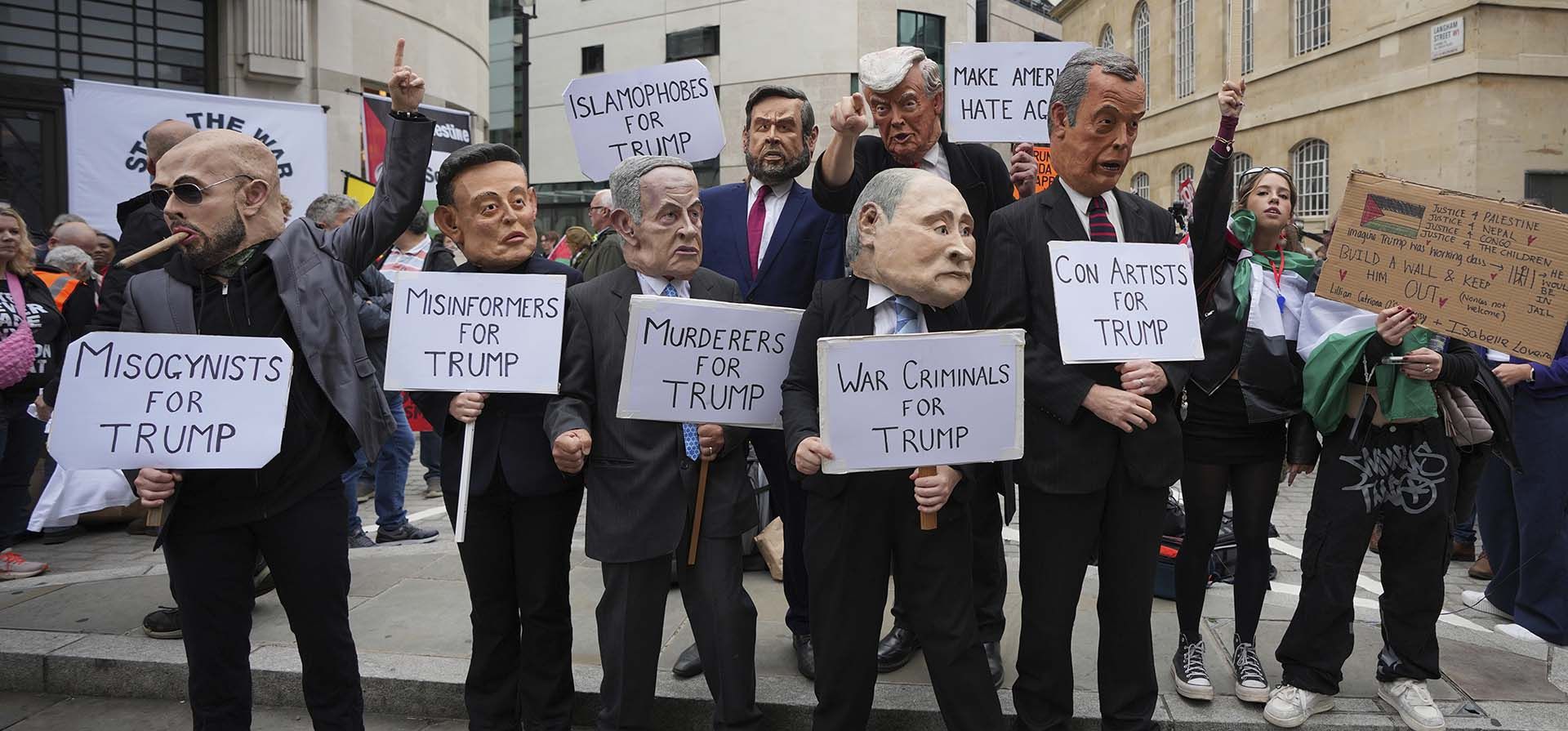 Manifestantes portan máscaras de políticos durante una manifestación del grupo Stop Trump Coalition contra la visita de estado del presidente Donald Trump en Londres, el miércoles 17 de septiembre de 2025. (Foto AP/Kin Cheung)