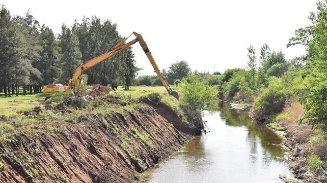 una retroexcavadora ya traba en el arroyo Ludueña con la remoción de basura de la barranca.&nbsp;