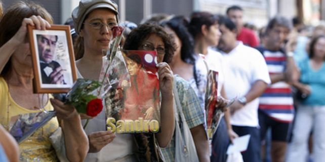 Con emoci&oacute;n y tristeza miles de personas despiden a Sandro en el Congreso