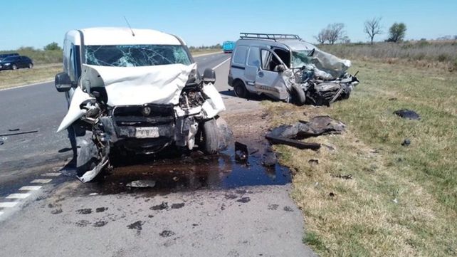 El tremendo siniestro vial entre un Renault Kangoo y un Fiat Doblo Cargo se cobró la vida de tres personas. El choque fue frontal.&nbsp;