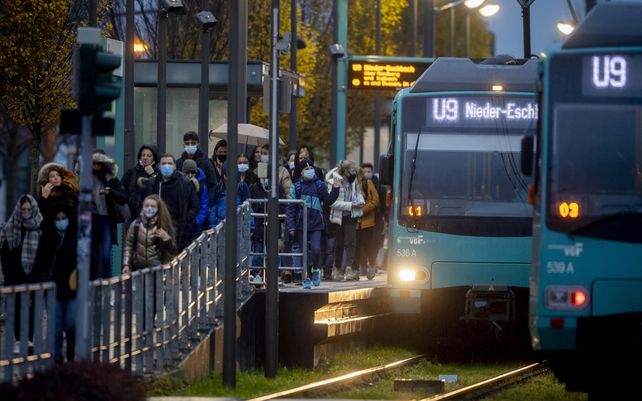 Cientos de personas llegan a una estación de metro en Frankfurt