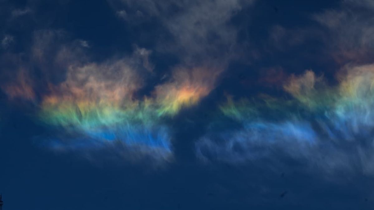 Un "arcoiris de fuego" sorprendió con una postal espectacular en el cielo de Rosario