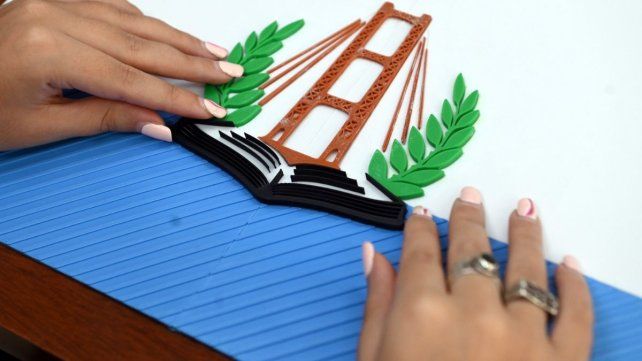 La bandera de la ciudad de Santa Fe en formato tridimensional para que las personas ciegas puedan conocerla