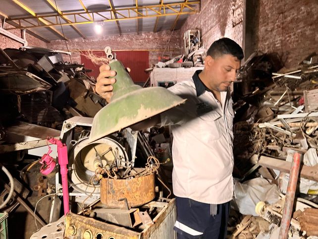 El operativo en la chatarrería derivó en el secuestro de materiales de dudosa procedencia.&nbsp;