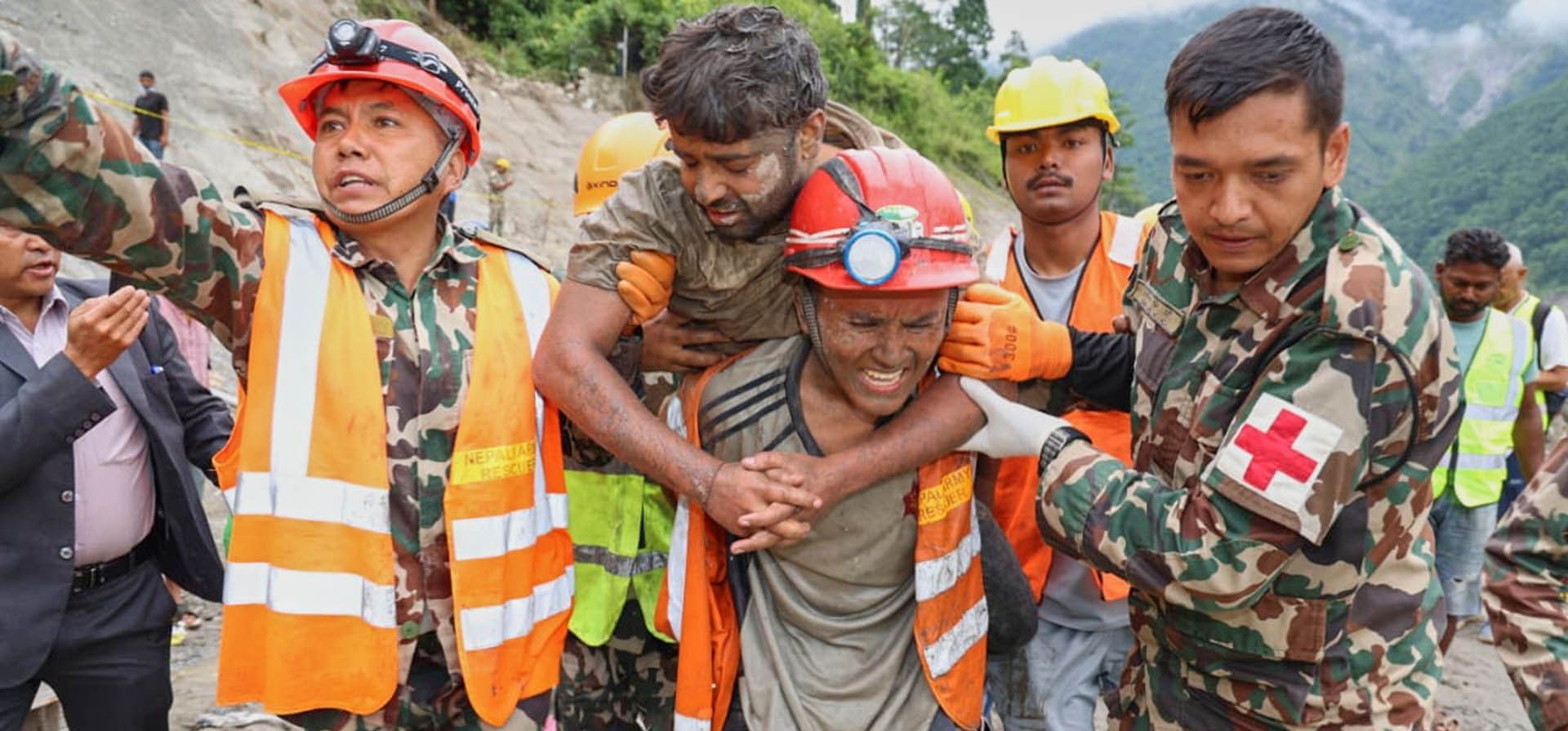 Soldados rescatan con vida a un trabajador de un túnel durante una operación en curso en el proyecto hidroeléctrico Trishuli-3A en el distrito de Rasuwa, Nepal, el viernes 4 de septiembre de 2026. (Ejército de Nepal vía AP)