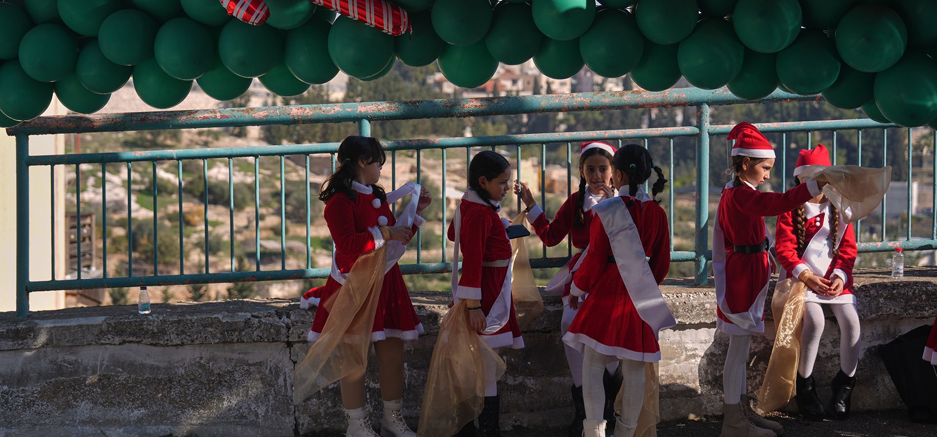 Niños disfrazados de Papá Noel esperan para participar en el 40.º desfile navideño anual en Nazaret, Israel, el miércoles 24 de diciembre de 2025. (Foto AP/Ariel Schalit)