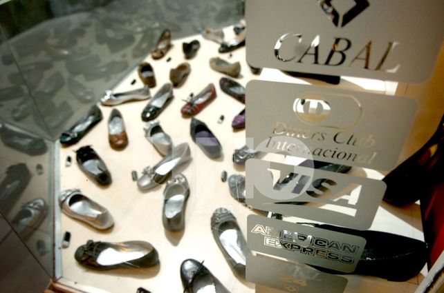 Aseguran que quienes compran con tarjeta deben pagar el mismo precio que de contado