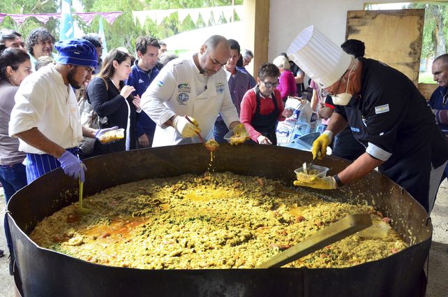 Río Negro. En el balneario El Condor hicieron la tradicional paella gigante.