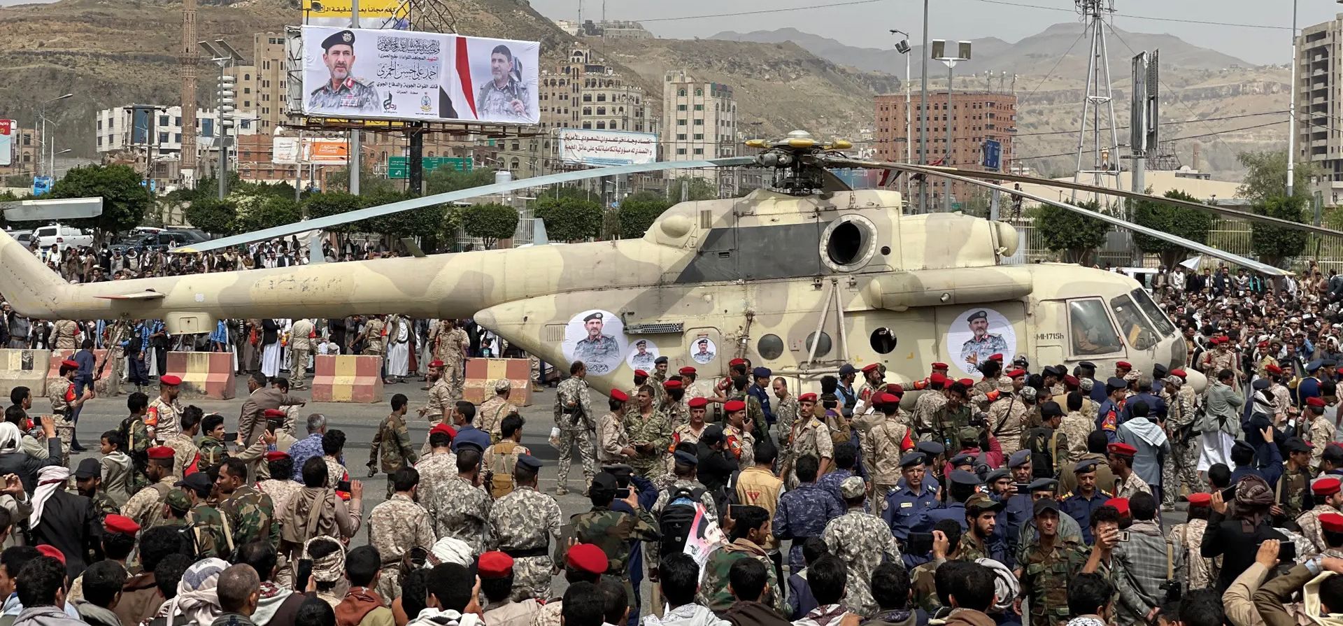 Saná, Yemen. Los partidarios hutíes se reúnen alrededor de un helicóptero militar que lleva el ataúd del comandante hutí Ahmad al-Hamzi. Fotografía: Khaled Abdullah/Reuters Saná, Yemen. Los partidarios hutíes se reúnen alrededor de un helicóptero militar que lleva el ataúd del comandante hutí Ahmad al-Hamzi. Fotografía: Khaled Abdullah/Reuters