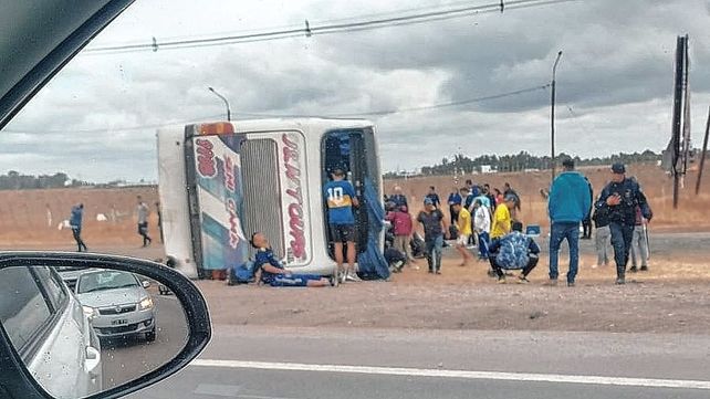Volcó un micro que llevaba hinchas de Boca