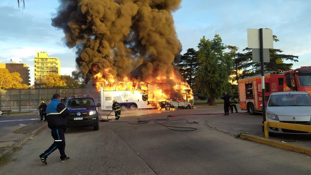 El incendio generó una postal alarmante frente a la plaza Mariano Moreno.