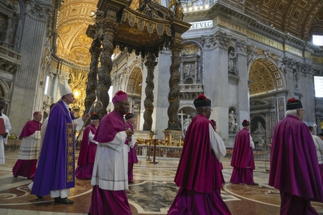 El cardenal Gambetti (izq.) dirige el acto penitencial para limpiar el altar del acto blasfemo del hombre. Detrás destaca el famoso baldacchino