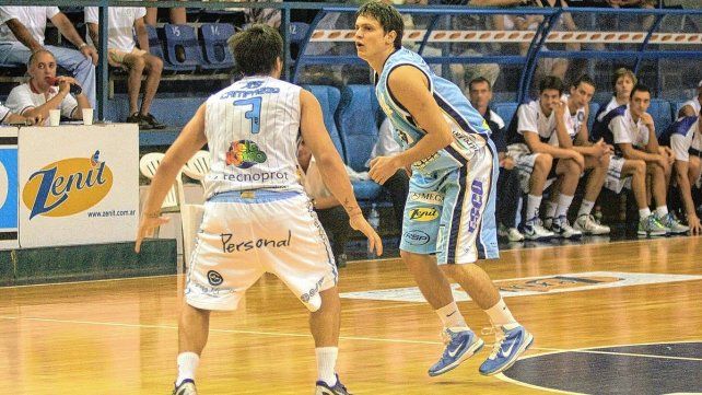 Campazzo marcando a Nicolás Agasse