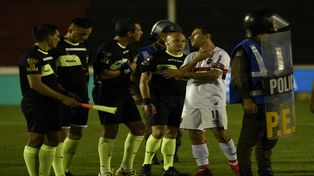 Maxi Rodríguez siempre es de los que charlan con los árbitros.&nbsp;