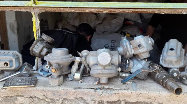 Hallaron en una chatarrería clandestina una montaña de medidores de gas y picaportes robados