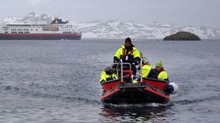Un crucero qued&oacute; a la deriva y choc&oacute; con un t&eacute;mpano en el mar Ant&aacute;rtico