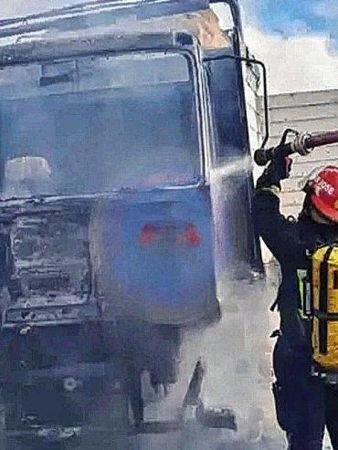 Un camión que transportaba aserrín se incendió en la ruta 14