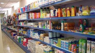 Los comercios locales comienzan a sentir el cierre de las importaciones