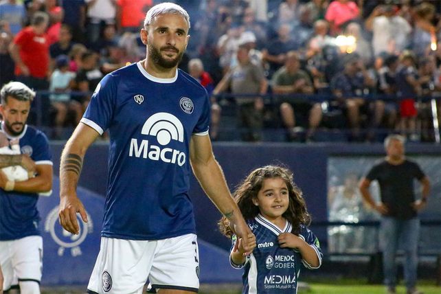 Una de las camisetas que vistió Elordi fue la de Independiente Rivadavia. Ahora le toca la de Central.