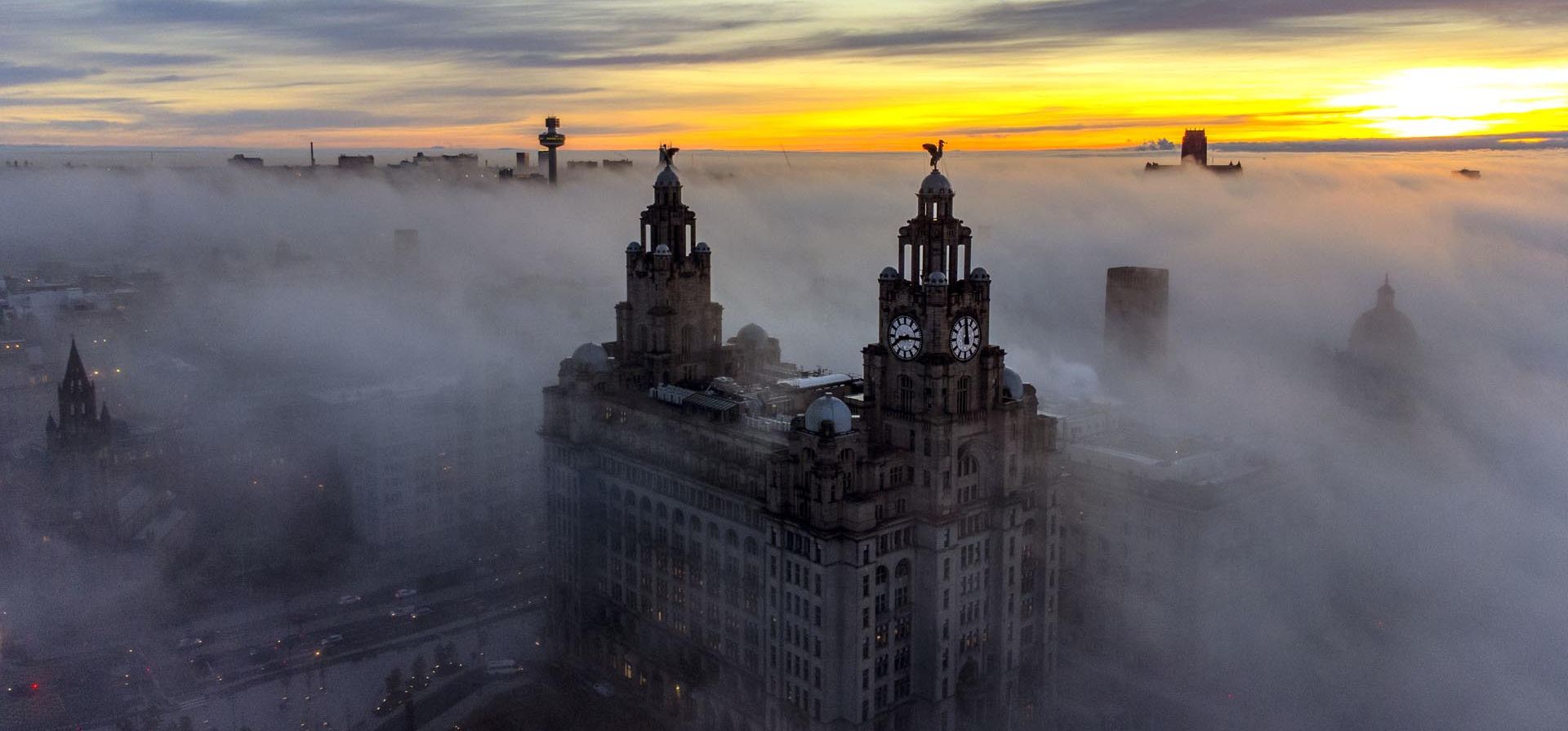 Una vista de los Royal Liver Buildings rodeados por la niebla matutina en Liverpool, Inglaterra, el martes 14 de diciembre de 2021. Foto: AP