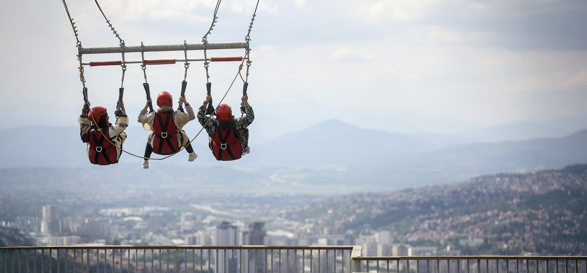 Turistas disfrutan de un columpio gigante con vistas a la ciudad en el monte Trebevic, cerca de Sarajevo, Bosnia, el martes 5 de agosto de 2025. (Foto AP/Armin Durgut) Turistas disfrutan de un columpio gigante con vistas a la ciudad en el monte Trebevic, cerca de Sarajevo, Bosnia, el martes 5 de agosto de 2025. (Foto AP/Armin Durgut)