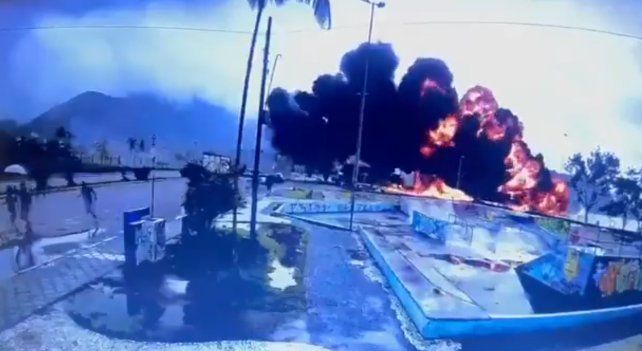 Un avión de pequeño porte se estrelló y explotó en una playa de Brasil