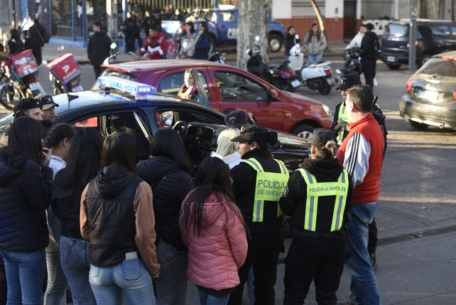 Una chica fue demorada tras insultar a agentes de seguridad.