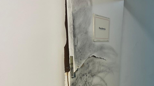 La puerta del despacho del presidente de la UCR, Martín Lousteau, destrozada tras el ingreso de cinco personas a la sede del partido.