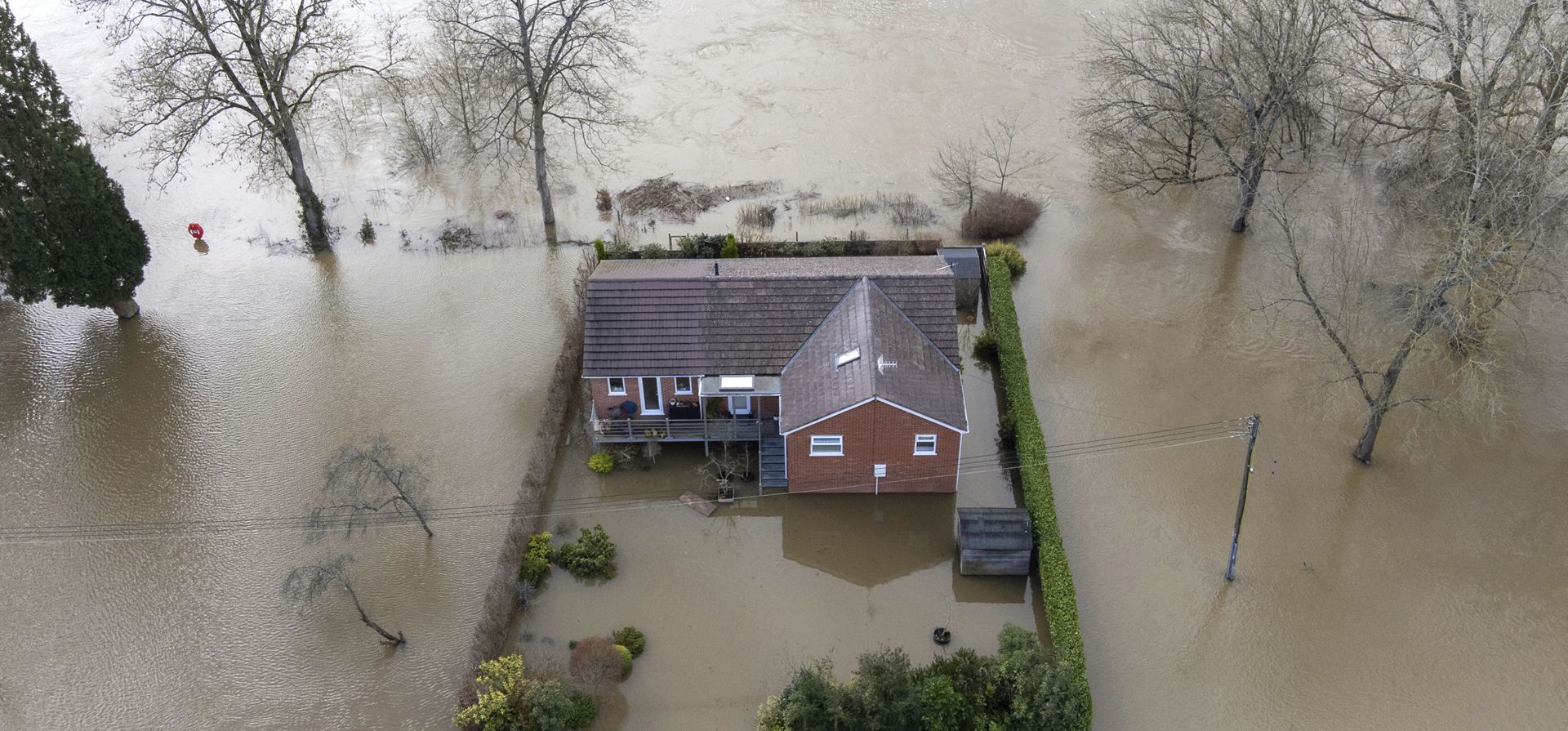 Una propiedad rodeada por inundaciones después de que el río Severn se desbordara en Bewdley, Inglaterra, el martes 22 de febrero de 2022. El norte de Europa ha sido azotado por la tercera gran tormenta en cinco días.
