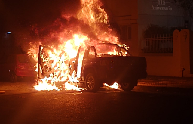 La camioneta policial envuelta en llamas frente a la seccional 15ª. Fue poco antes de las 3 de este miércoles. 