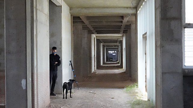 Hospital Regional Sur. Solo la seguridad y algunos perros deambulan por el enorme edificio.