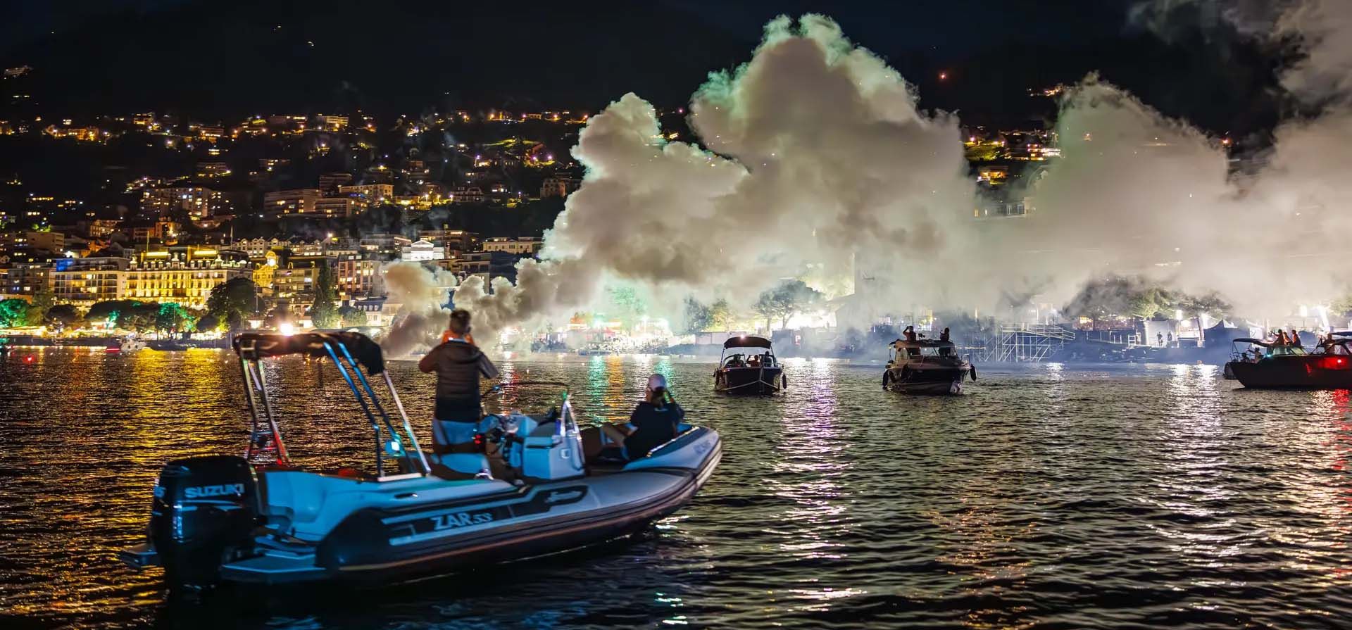 Smoke se eleva hacia el escenario en el lago de Ginebra como parte de un espectáculo de la banda de rock británica Deep Purple mientras interpretan su icónico concierto Smoke on the Water durante el 58º Festival de Jazz de Montreux, Suiza. Fotografía: Valentin Flauraud/EPA Smoke se eleva hacia el escenario en el lago de Ginebra como parte de un espectáculo de la banda de rock británica Deep Purple mientras interpretan su icónico concierto Smoke on the Water durante el 58º Festival de Jazz de Montreux, Suiza. Fotografía: Valentin Flauraud/EPA