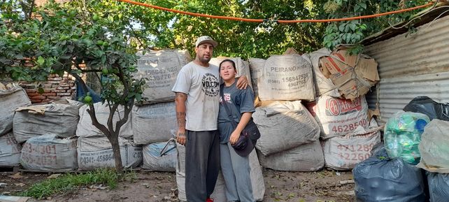 En su casa de barrio Arrabal realizan el reciclaje y acopio de materiales que luego venden en Rosario.