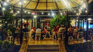 La capital santafesina es un polo de entretenimiento, gastronomía y actividades costeras ideales para un viaje de escapada.