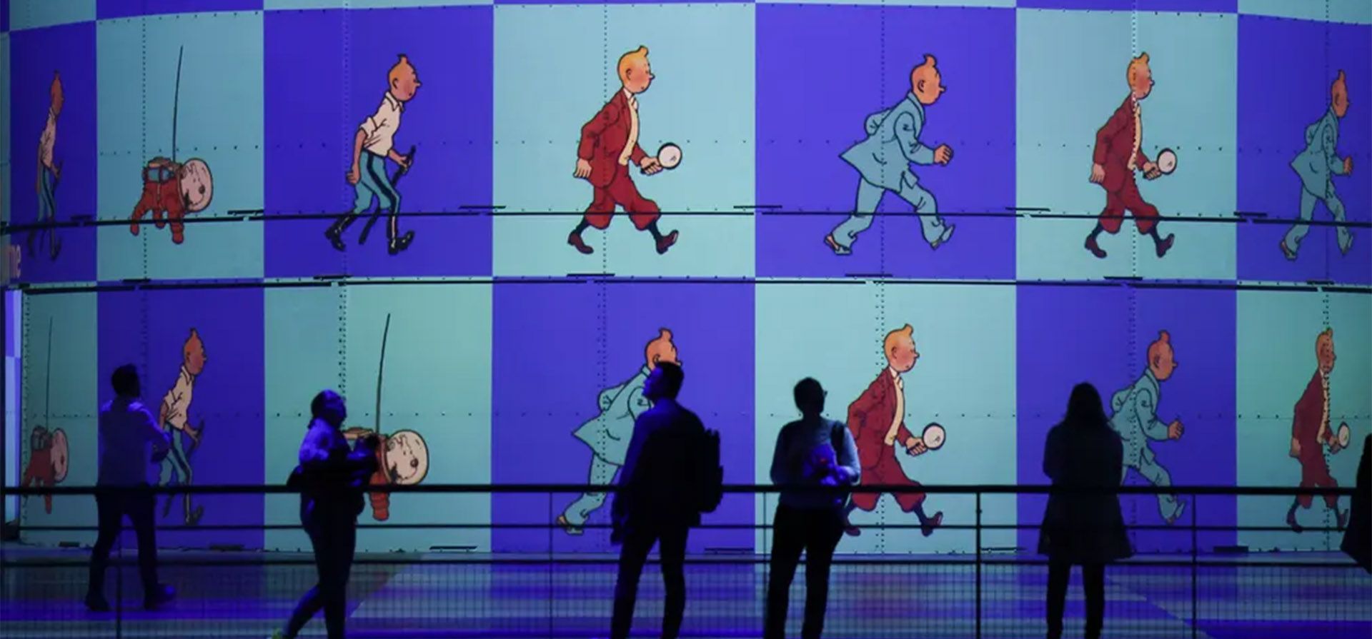 Los visitantes contemplan la exposición "Tintín, la aventura inmersiva" en los Bassins des Lumières, Burdeos, Francia. Fotografía: Moritz Thibaud/Abaca/Shutterstock Los visitantes contemplan la exposición "Tintín, la aventura inmersiva" en los Bassins des Lumières, Burdeos, Francia. Fotografía: Moritz Thibaud/Abaca/Shutterstock