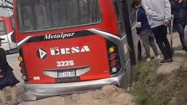 Colectivo quedó trabado en un pozo