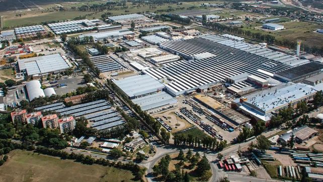 Trabajadores de Renault denuncian que reemplazarán a operarios con antigüedad por contratados. La firma aseguran las cesantías fueron acordadas&nbsp;