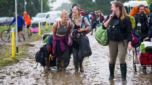 Glastonbury, el mítico festival británico se celebra bajo la lluvia y el barro
