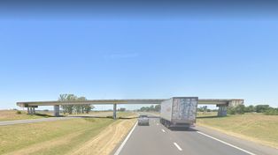 La historia del puente que no lleva a ninguna parte en la autopista a Buenos Aires