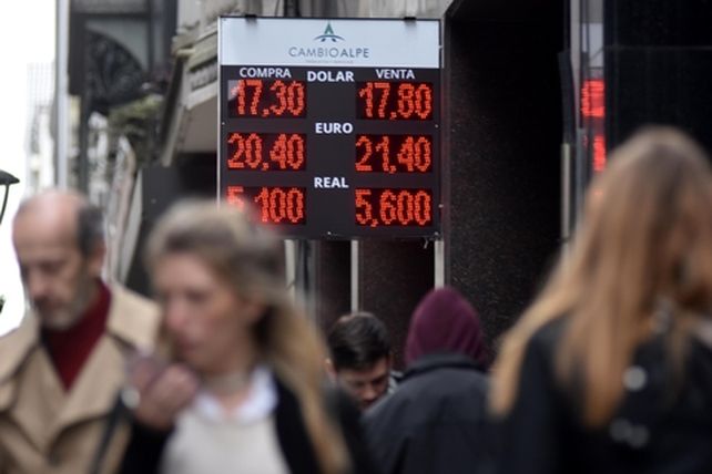 dolarizados. La demanda de dólares no cede y el precio saltó en dos meses de 16 a casi 18 pesos.