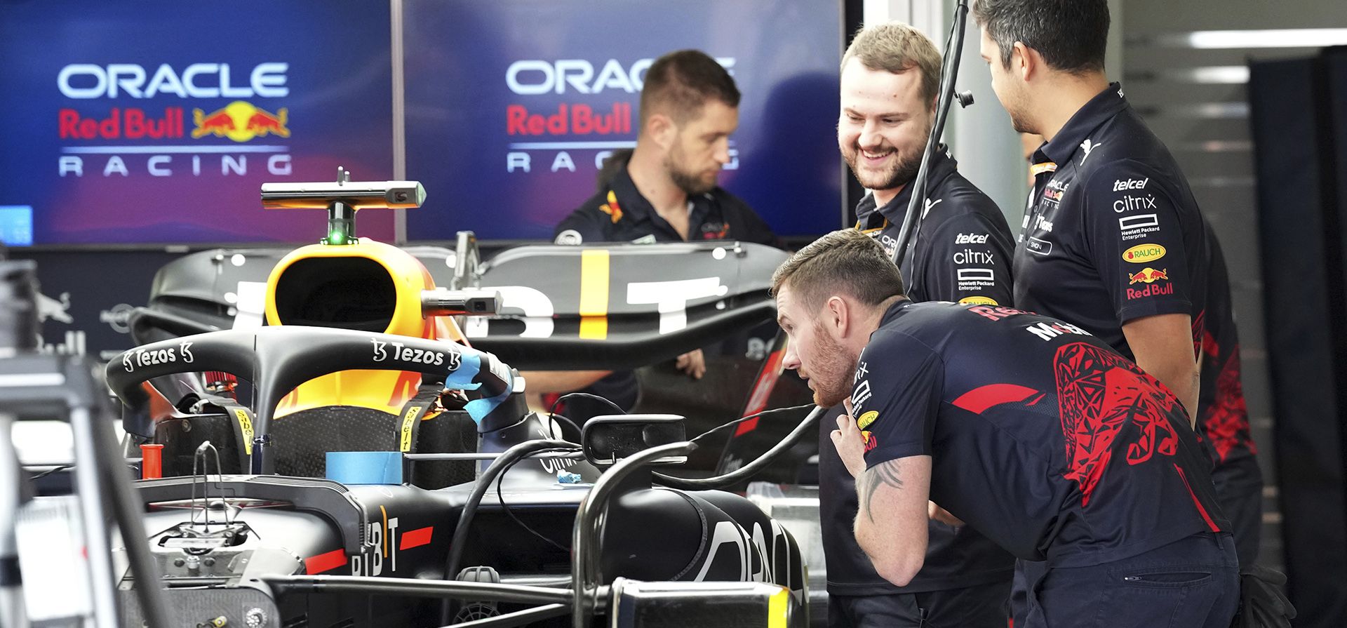 Miembros del equipo Red Bull preparan el auto de Max Verstappen de Holanda antes del Gran Premio de Fórmula Uno de Japón en el circuito de Suzuka, en el centro de Japón, el jueves 6 de octubre de 2022.