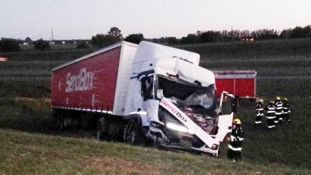 Un camión chocó la parte trasera de un motorhome