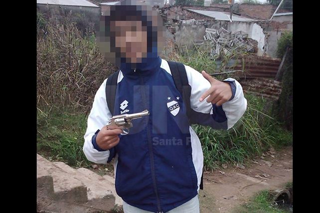 Tendencia en Facebook: menores santafesinos se sacan fotos armados