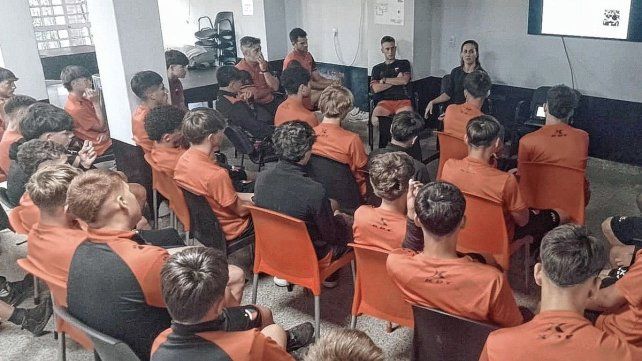 Marina Yenerich lleva adelante una interesante tarea con los chicos de Colón en psicología deportiva.